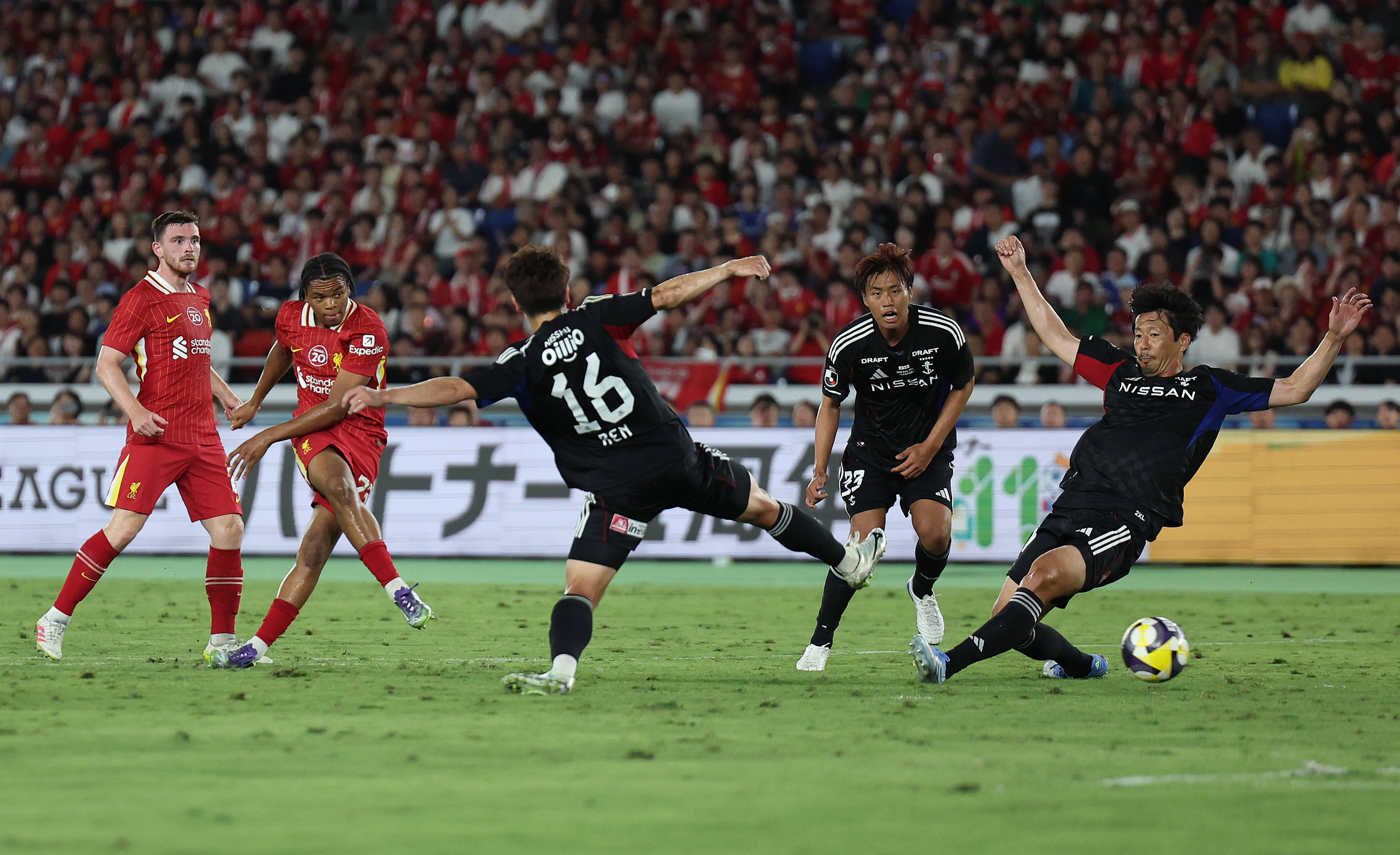 关于利物浦训练开放日，国际比赛日战术微调引欢呼，足总杯在即，团队化学反应显著的信息